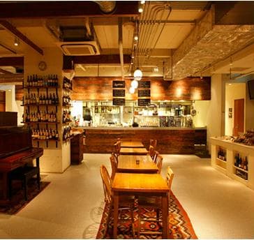 着席100名、立食最大250名と二次会、企業様の各種パーティー、プロモーション等の幅広いご利用も承ります。