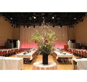 照明や装花などでガラリとそのイベントの雰囲気を変えることが可能です。こだわりがあるイベントなど、お気軽にご相談下さい。