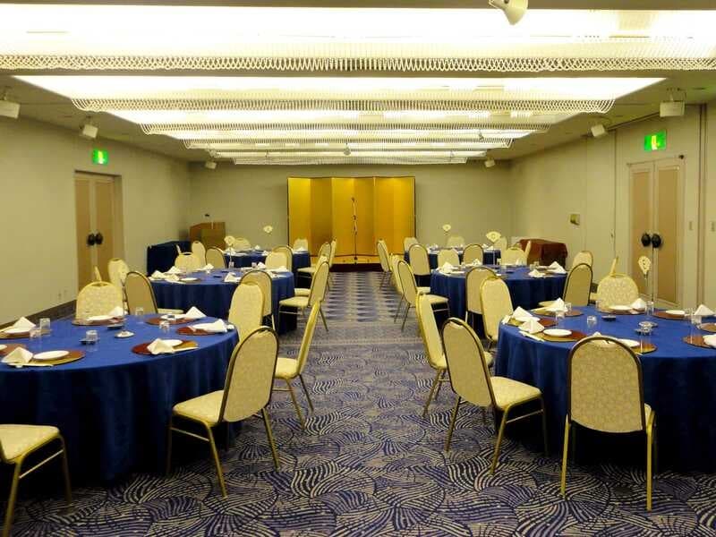 2階 「松竹」･「桜桃」

松竹　会議室にてご利用の場合
168m²／80名／基本料金2時間53,240円(税サ込)

桜桃 会議室ご利用の場合
85m²／40名／基本料金2時間36,300円(税サ込)