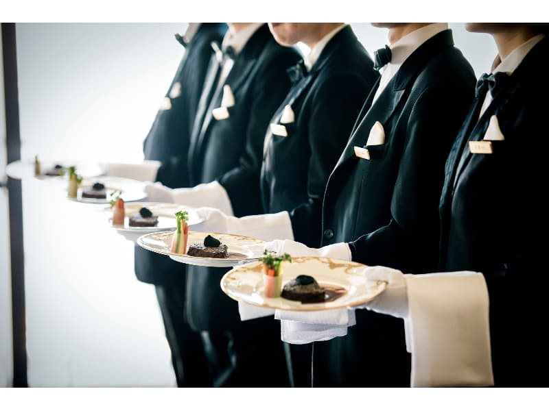 シェフの思いのこもったお料理をお客様の元へお届けするのがサービススタッフの使命です。皆様に心地よくお過ごしいただく為、各国首脳が集まる国際会議などでサービスしたスタッフがおもてなしを致します。
