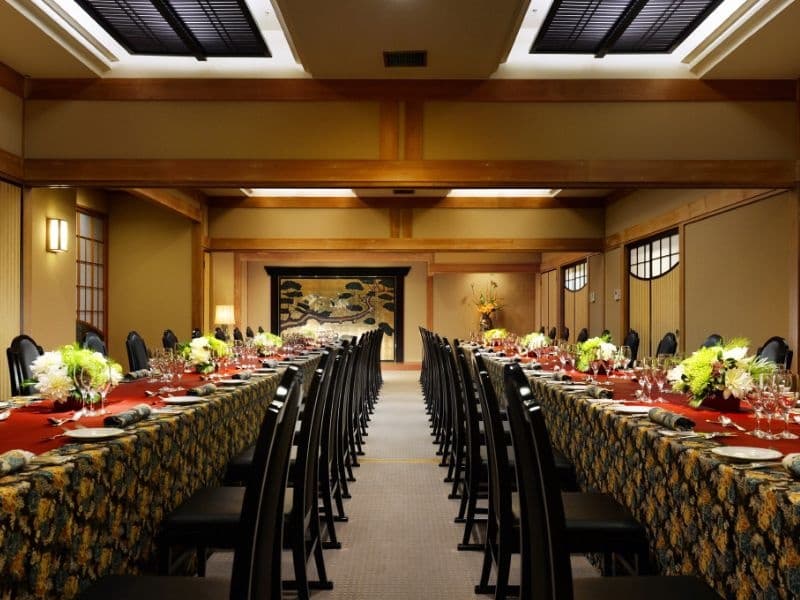 和風宴会場 大宴は、人数に応じて分割のできる会場。
七五三・結納・長寿のお祝い・商談など少人数でのお集まりから、婚礼・宴会・法要など最大60名様までご利用いただけます。