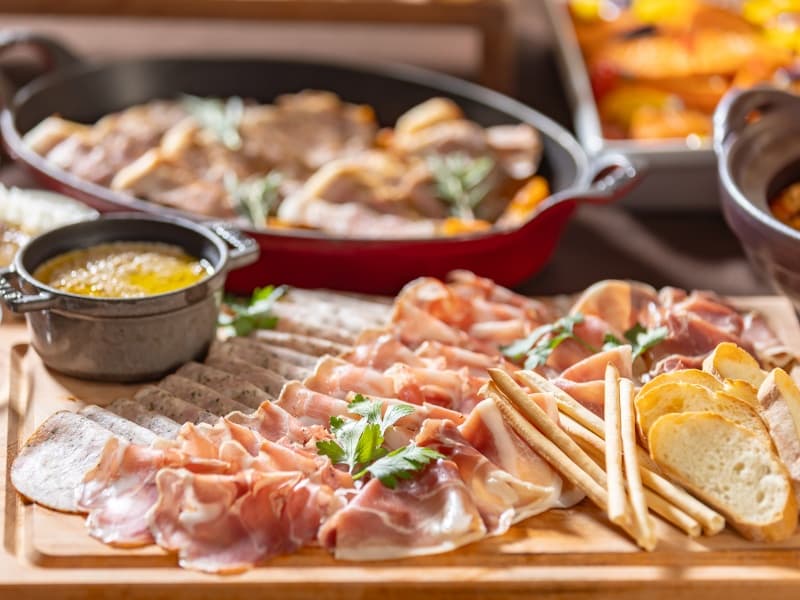 お料理は洋食コース・和食コース・ビュッフェなど、お集まりのご趣旨に応じて幅広くご提案させていただきます