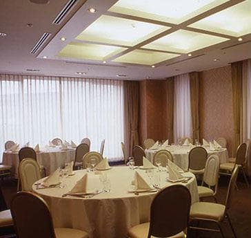 ホテル2F宴会場
着席40名
立食50名　対応可能
禁煙　喫煙どちらも対応可能