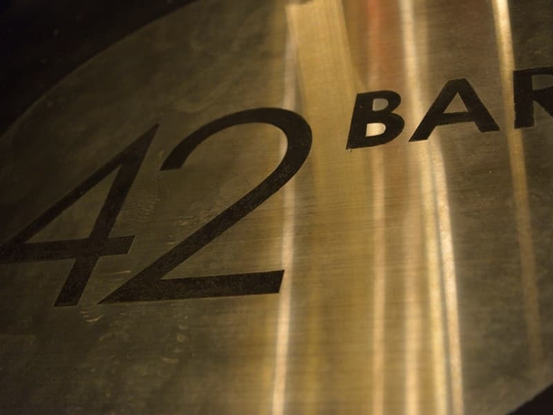 ススキノのビルの最上階に位置する「42BAR」
店内にはロングカウンターとラグジュアリーなソファ席、アーティスティックなテーブル席の異なる３つの空間が広がります