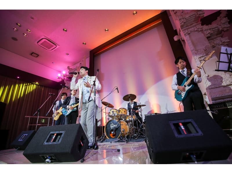 バンド演奏も可能。機材の持込みやドラムやアンプなどの機材手配も受け付けております。