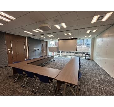 Room CとDを連結した、20名前後の催事に最適な中規模空間です。2面がガラスウォールのため開放感に溢れ、実際の面積以上の広さを演出。展示会や中規模セミナーなど、幅広いビジネスシーンでご活用いただけます。