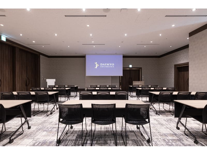 Link Room 2〈最大94席〉
40～50名規模の会議・セミナーに最適です。
正方形に近い形状のため、ロの字・コの字スタイルも作りやすく、どの席からでも前方のスクリーンを近くで見ることができます。