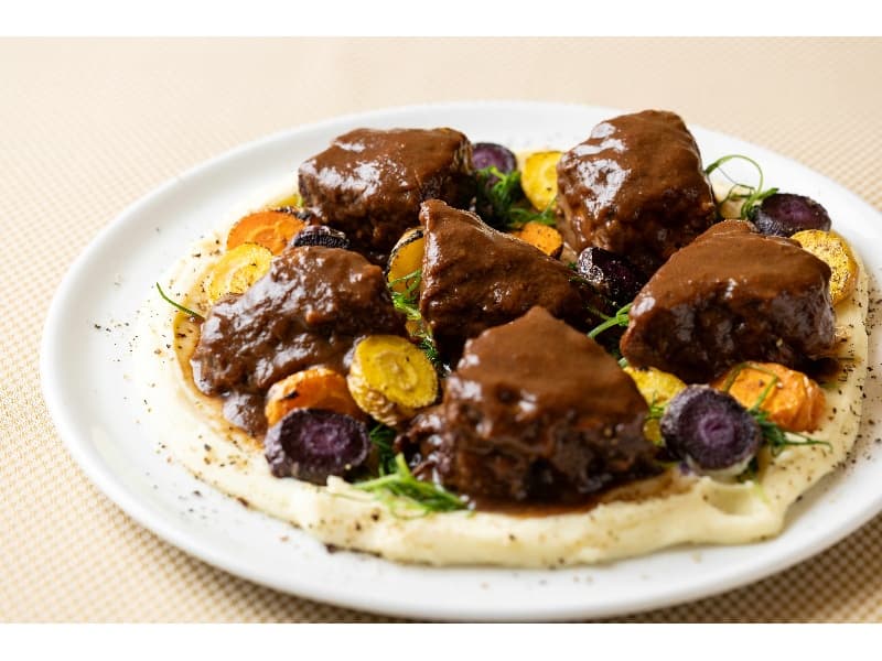 【料理一例】
牛頬肉の赤ワイン煮込み