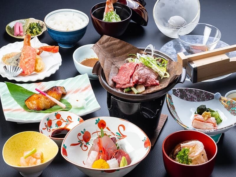 【料理例】
地魚会席
氷見漁港で水揚げされた、きときとな魚介類を使った、極上の会席料理をご堪能くださいませ。

※お料理内容は季節ごとに変わります。

