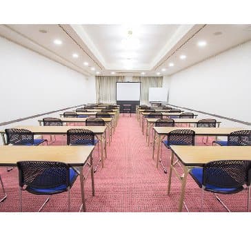 最大シアター型で７０名収容可能です。

お客様の用途に合わせてレイアウトさせていただきます。

「会議・研修・セミナー・展示会・パーティー等」、様々なニーズに合わせてご利用いただけます。
