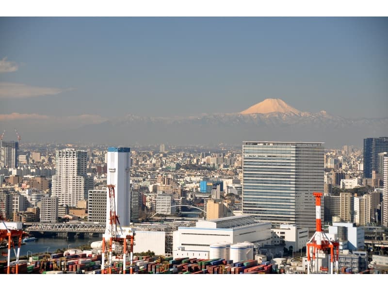 眺望イメージ（西向き）
「茜」からは、東京湾を行きかう貨物船や客船、天王洲方面をご覧いただけます。
※冬の空気が澄んだ晴れた日には、遠くに富士山を望める日もございます。