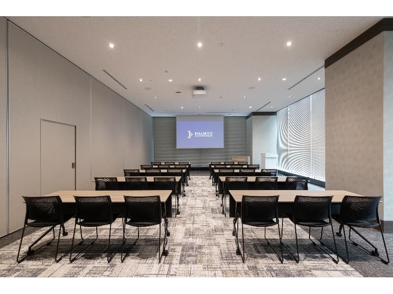 Link Room 3〈最大64席〉
二面採光の明るいお部屋です。
単独での会議・セミナー利用はもちろん、Link Room 1をメイン会場とした際のサブ会場、関係者控室としてもご利用いただけます。