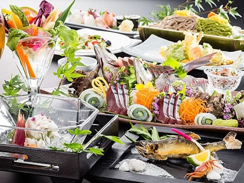 新鮮な魚介と地元の野菜をふんだんに使用した「地産地食」の料理をご提供いたします。