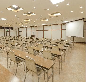 しっかりと会議・研修ができる環境をご用意致します。有意義な結果が出たところでゆっくりと温泉に入って仲間たちとリフレッシュ！夜はおいしい料理を食べて懇親会。