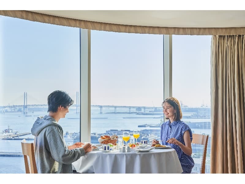 「カフェ トスカ」・「大志満」のキッチンより、四季折々のメニューをお届けするインルーム ダイニング（ルームサービス）。
