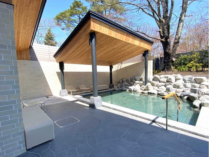 ホテル ウエスト内　MOMIJI HOT SPRING（モミジホットスプリング）露天風呂
※宿泊者専用、コテージのお客さまは別途利用料金を頂戴いたします。