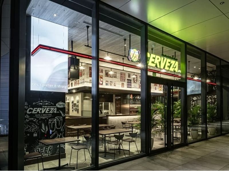 黒を基調としたモダンな外観のスペインバル