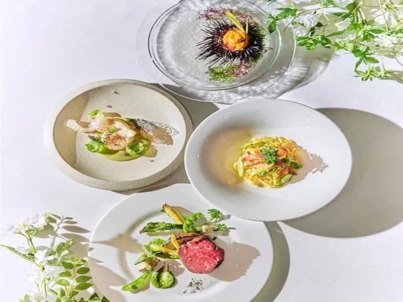 【料理へのこだわり】
お箸でお愉しみいただけるメニューをはじめ、お子様向けのメニューやアレルギー対応メニューなど、すべてのゲストの皆さまに笑顔でお召し上がりいただけるメニューもご用意。心尽くしの細やかなサービスでおもてなしいたします。