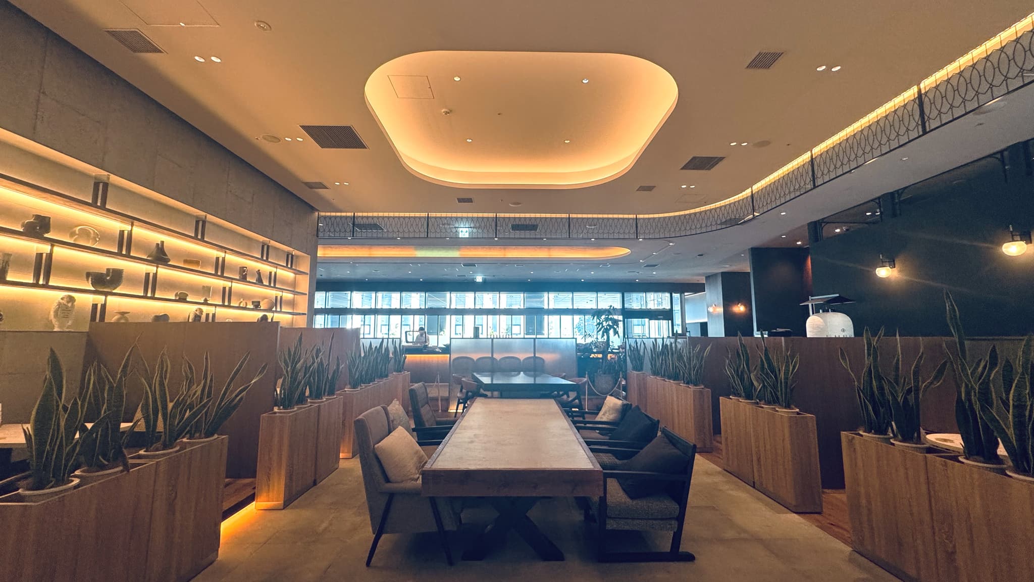 メインフロア_X PLACE cafe lounge<歌舞伎町タワー5階>