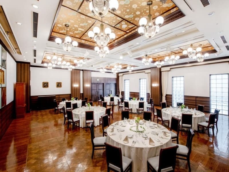 【2F 中宴会場 シャルム】
着席：80名／立食：100名
スクールスタイル：72名
シアタースタイル：140名