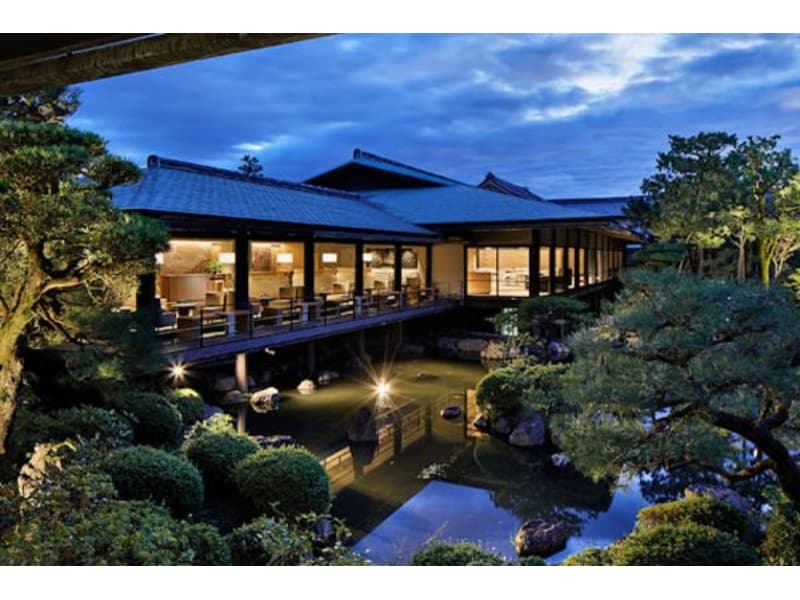 【外観】
平安神宮の境内にある平安神宮会館。
神苑のほとりにあり、どの会場からも神苑の特別な景色をご堪能いただけます。
2018年9月にリニューアルオープンした平安神宮会館。ご宴席の方しか見れない名勝庭園の景色を贅沢に味わっていただけます。