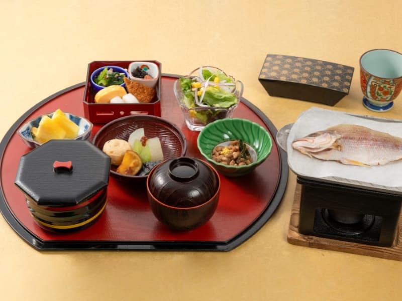 朝食は朝日が差し込むレストランで、和定食をご用意しております。
