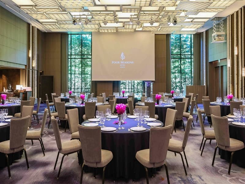 (ボールルーム) 会食形式・最大100名様
*会場2分割可