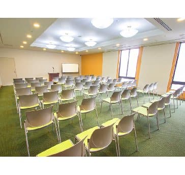 最大シアター型で７２名収容可能です。

企業説明会・講演会・研修会・会議 など様々な用途にご対応致します。
窓が大きく開放感がありアパレル展示会やイベントルームとしてのご利用にも最適です。また、ビル最上階にあり日当たり 眺めも良く最高のロケーション。
