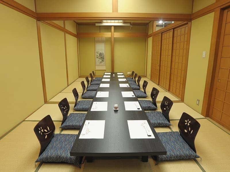 日本料理【みなと】個室一例

うなぎメニューをはじめとして、四季折々の旬の食材を味わえる日本料理が楽しめ、優雅なひと時をお過ごしいただける和食堂です。

昼食　11：30～14：30
夕食　14：30～21：30
※（状況により営業時間が変更になる場合がございます）