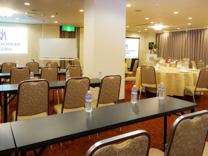 9F 宴会場 『飯豊』・『斜平』
少人数から中規模まで対応する多目的宴会・会議会場です。
収容人数：立食50名／着席70名（シアター形式40名・スクール形式42名）