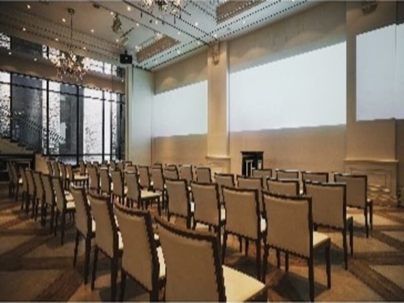 【ジリオン会場】
（スクール60名・シアター116名）
３面スクリーンを使用してシアター形式やスクール形式にも変更可能なため、内定式、セミナーや会議、勉強会にも展開可能。
