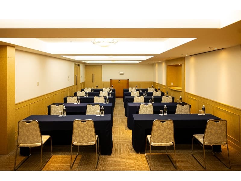 ■ラベンダー
宴会収容人数：着席30名・立食40名
会議収容人数：
[スクール]
2名掛け32名・3名掛け48名
[ロの字]
2名掛け24名・3名掛け36名
[シアター] 70名