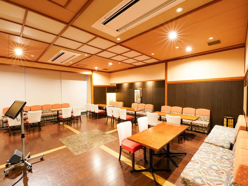 スナック「踊り子」
小グループから50名くらいの団体様までご利用可能なカラオケスナック。
二次会でご利用ください。