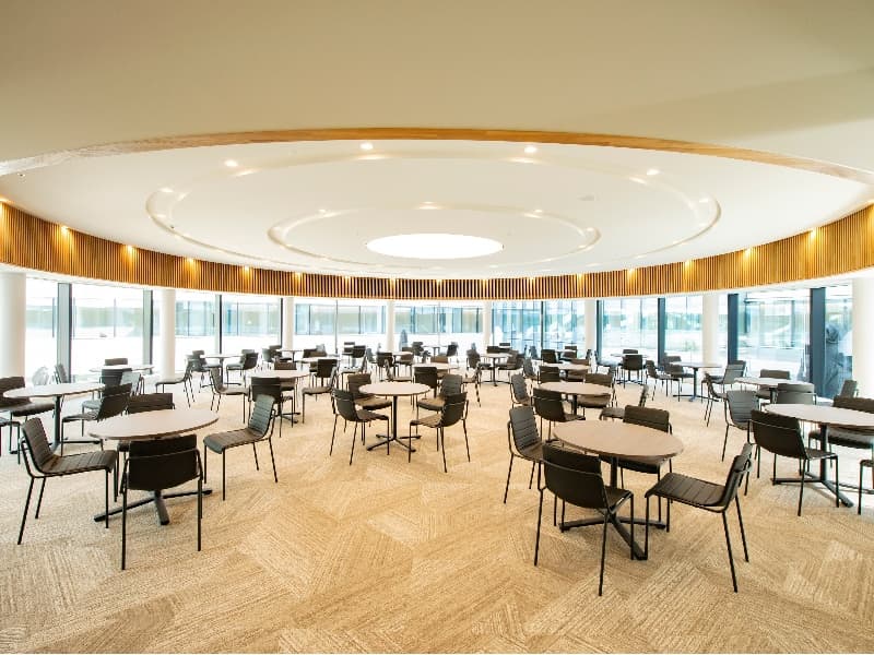 ●FOREST LOUNGE（洋） ▶イス・テーブル式の洋風ラウンジは、立食・着席いずれも対応可能です。