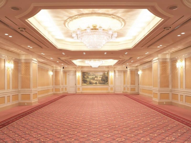 4階 芙蓉の間
・面積：203m²　　天井高：3.5m
・カクテルブフェ：100名、着席ブフェ：60名、正餐：100名、シアター：204名、スクール：88名