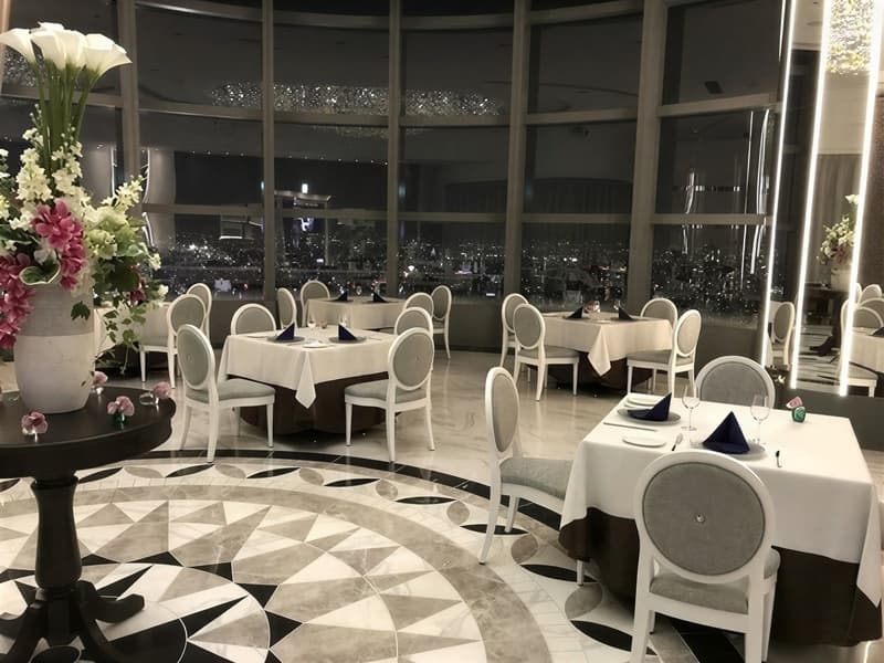 東京の景色をお楽しみ頂ける全面ガラス張りの店内
