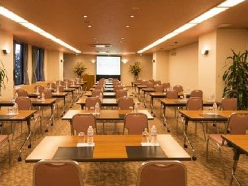 ガーデンルーム:
スクール形式での利用例。
最大72名様がご利用可能です。