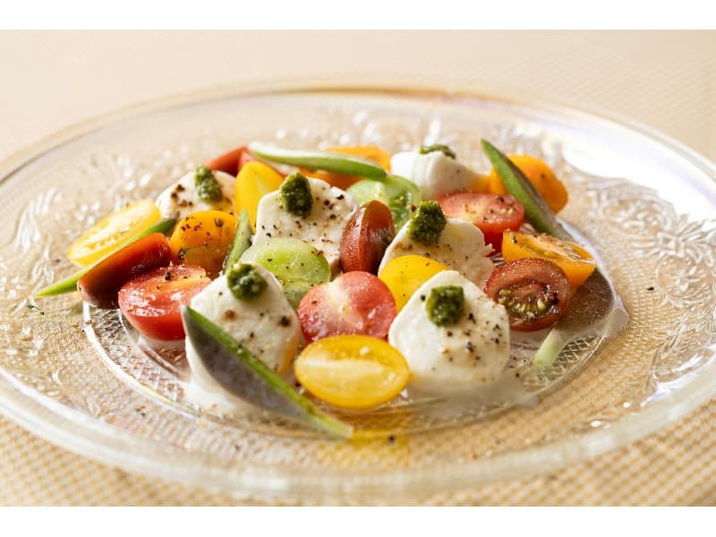 【料理一例】
水牛モッツアレラのカプレーゼ