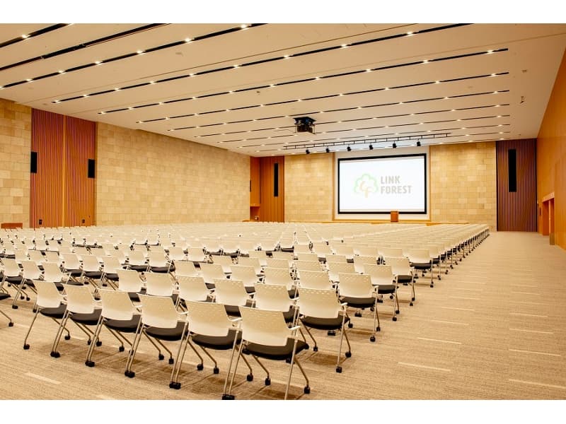 ●FOREST HALL（2/3利用） ▶分割利用でもスクリーン、ステージ、音響設備をご利用いただけます。
