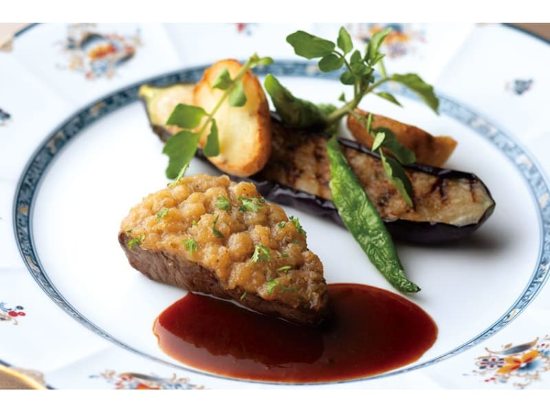 ・洋食コース　一例
牛フィレ肉のグリルステーキ
玉ねぎのシャリアピン仕立て