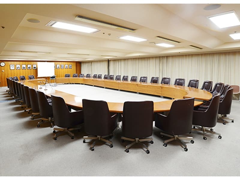 ■特別会議室（4階）

初代会頭・五代友厚から現会頭までの顔写真が並ぶ特別な会議室です。
伝統的な雰囲気が味わえます。