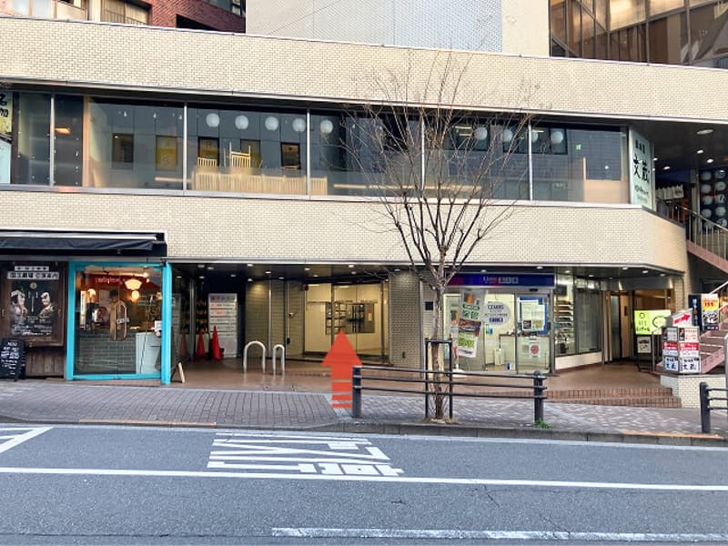 市ヶ谷駅前のエントランス
