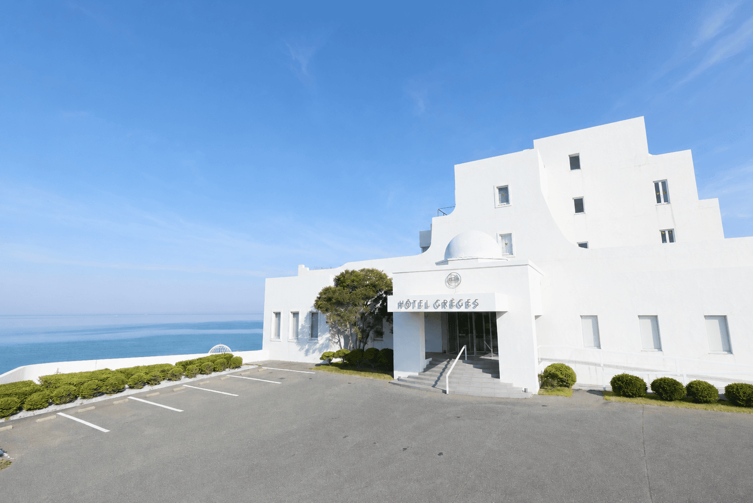 海に囲まれた宗像・神湊に佇む白亜のホテル。
送迎バスの手配も可能なため、アクセスも安心してご利用いただけます。