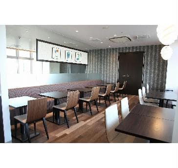 【レストラン店内】
コミュニティーホールは扉の奥にございます。
店内約40名様、コミュニティーホール約40名様、合計80名様ほどお入り頂けます。