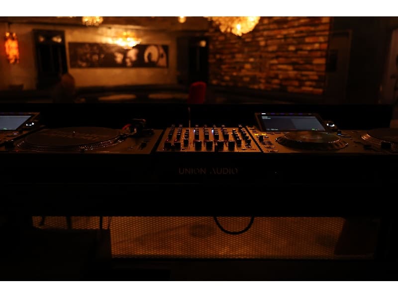 DJブース/CDJ : pioneer CDJ3000X ×2
Turntable : Technics 1200mk7 ×2
Mixer : elara.6 (rotary mixer)