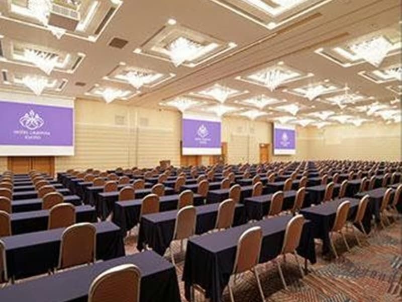 ホテル5階　大宴会場「古今の間」
「古今の間」では大型プロジェクターを常設。スクール形式で最大約700名様、シアター形式で約800名様までご利用いただけます。