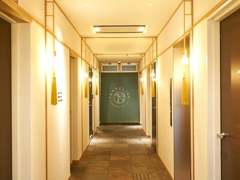 ■ロビー
ロビーとブレックファストコーナーにワークスペースをご用意しております。ゲストのみなさまの急なお仕事や旅の計画にも対応可能なように、電源やWi-Fiも完備しております。