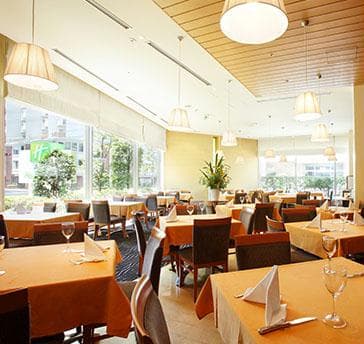 ホテル1Fレストラン
貸切時
着席60名
立食80名　対応可能
禁煙にて対応