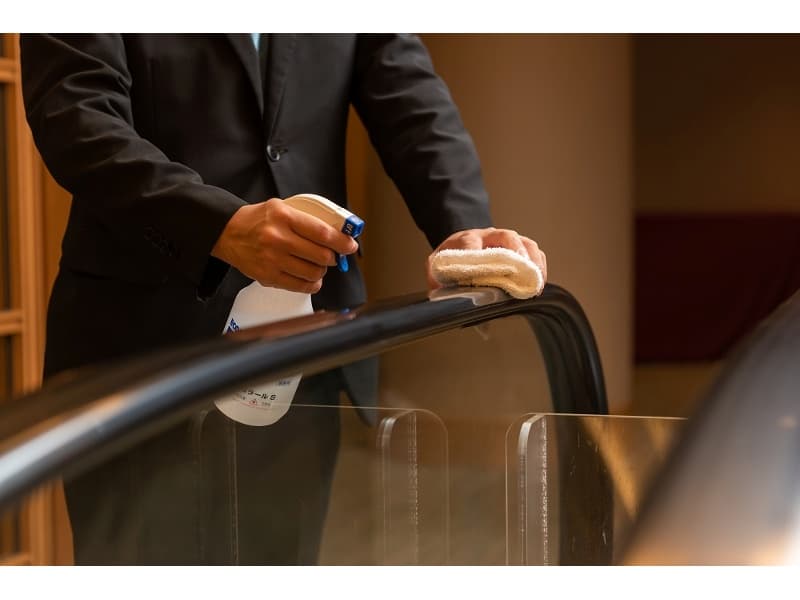 【New Normal Service】
ドアノブ、エレベーター内のボタンなどの館内施設や設備備品の高頻度接触箇所につきましては、１時時間毎にアルコール消毒液を使用し清掃しております。