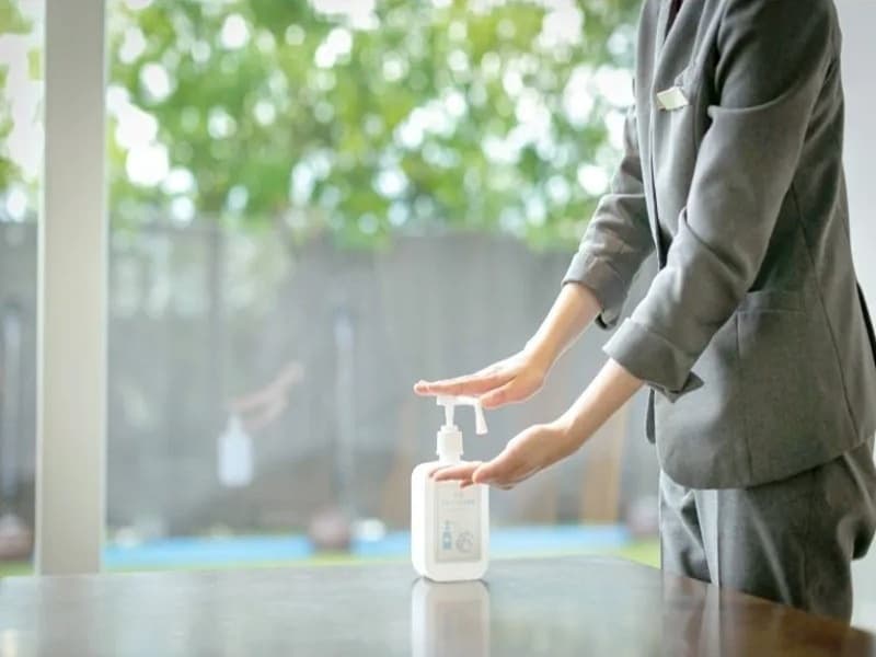 【感染防止対策⑥】
受付ペンやマイクなど、共有してお使いになるもの、
お客様の手が直接触れるものはご利用ごとに消毒を実施いたします。また、入口･受付･会場内･各テーブルにはアルコール消毒用のボトルを設置いたします。